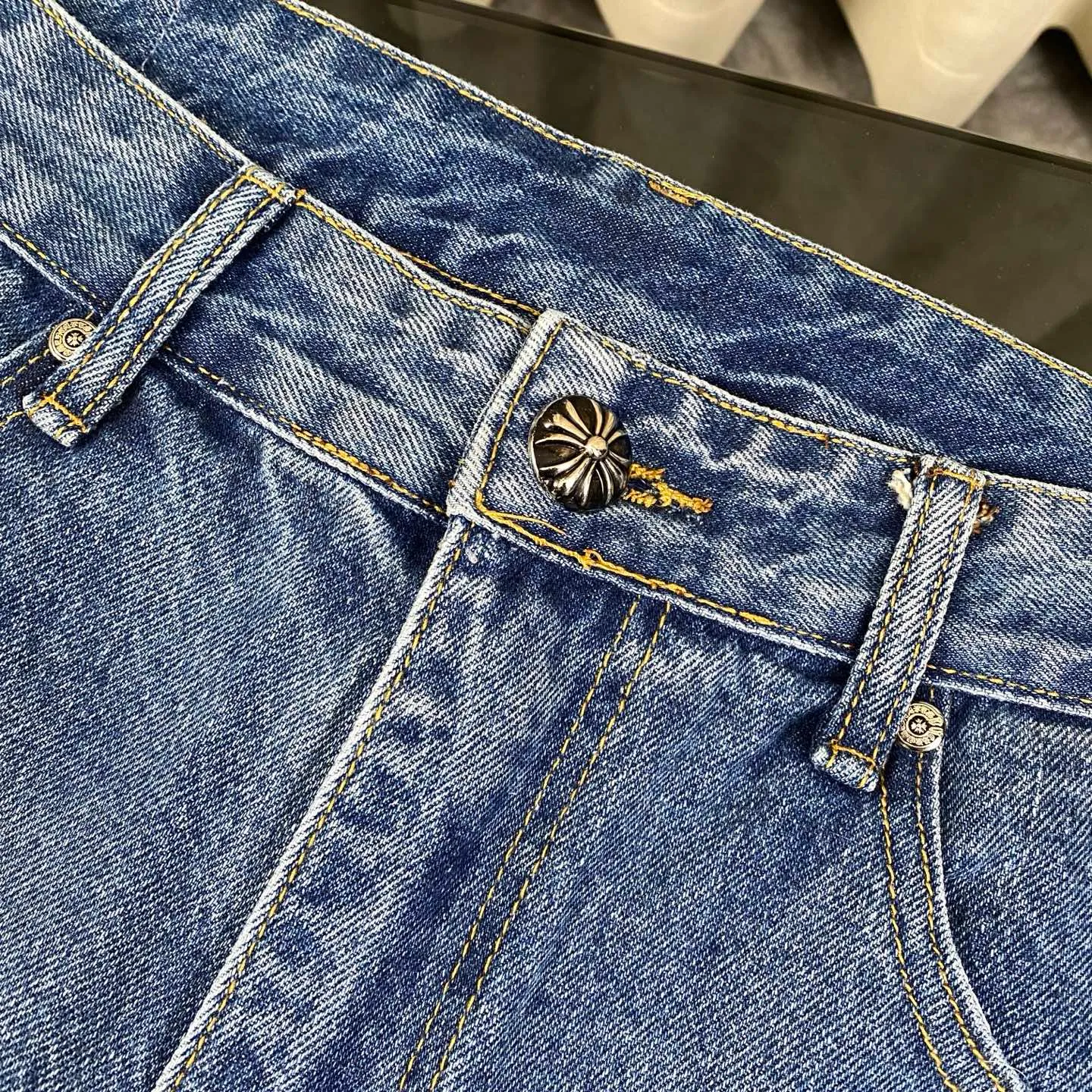 🅿️280 Chroe Hets CH black leather graffiti jeans, priced at 4W level, leather cross pattern graffiti embellishment, high-waisted washed jeans! ! Absolutely high-end luxury products, 1.9W-level god-level single products, super popular products, made with top-notch heavy industry, a magic weapon that cannot be missed. This is an extremely luxurious fashion brand that can also be called the nobles of the high street. It has always been an exclusive brand for some hipsters or the rich second generation. Compared with ordinary high streets, it is more luxurious and noble. Compared with luxury brands, it has a more fashionable personality and has always been a brand I have a special liking for. A6632 [Top heavy industry fashionable design] Consistently high-street luxury style creation. Speaking of this style, the Zangyin family and GU family are definitely the leading representative brands. Especially the Zangyin family has really achieved a state-of-the-art effect in creating high-street style. The color system of this model is made of unique washed materials. It is already quite eye-catching. It is decorated with pink patchwork cross flowers, which cleverly highlights the charm of the brand. Secondly, this model uses classic The classic high-waist cutting design highlights the long legs and the fashionable temperament of the upper body. The brand is highly recognizable and the slim fit configuration is more suitable for daily wear. This product is a product that interprets personality, fashion, and specifications at a glance. This single product is enough to make any fan excited. It can be a white T-shirt for youthful preppy style, or a tight sling for royal lady style. It has strong matching ability and can be easily controlled by men.  [Material and craftsmanship] Needless to say, this point goes without saying. As an excellent craftsman brand, Zangyin has really perfect requirements for details and craftsmanship. The washed color of this model has gone through so many processes, not to mention the embellishment of the denim appliqués. It is also purely handmade and sewn. Just like what they believe in, only handmade things have soul and have the meaning of wear. A top-notch heavy-duty fashionable denim item, I look forward to your perfect interpretation! ! 28-34 corresponds to S-XL